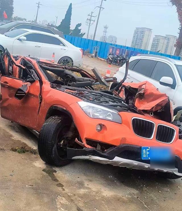 烟台宝马遭渣土车碾压