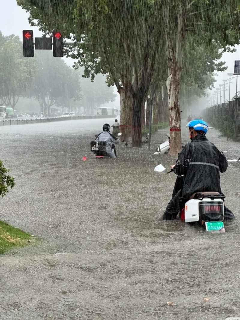 郑州大暴雨，全市活动暂停。