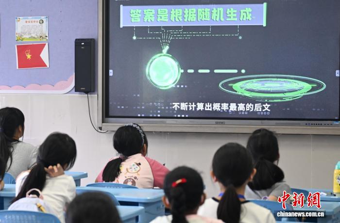 浙江杭州:AI体验丰富孩童暑期生活 浙江杭州:AI体验丰富孩童暑期生活