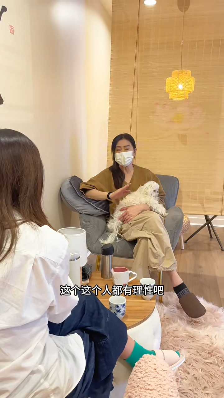 王祖贤十分耐心地与客人聊天