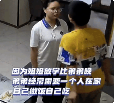 姐姐学着妈妈的样子照顾弟弟