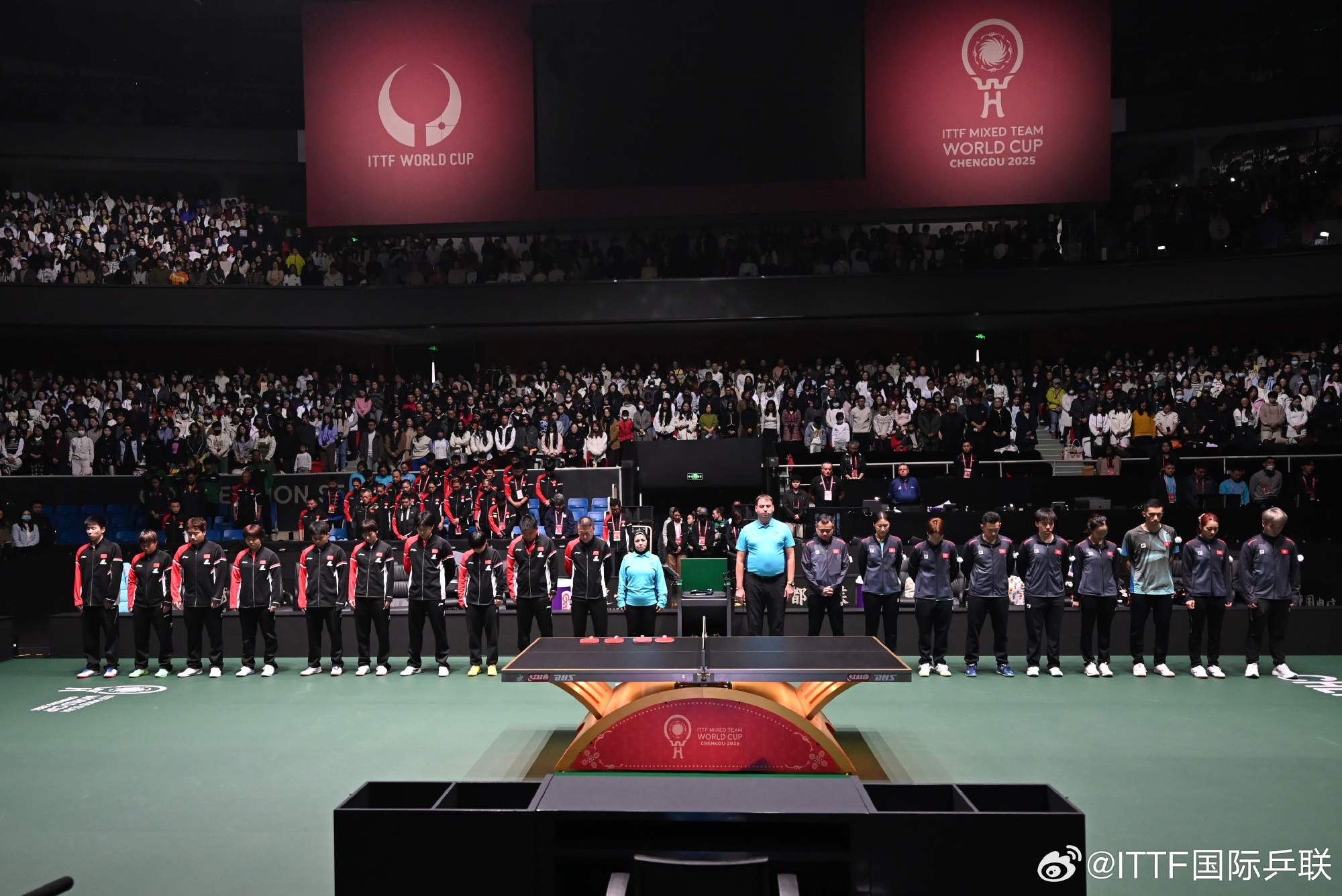 比赛双方及全场观众为香港大埔宏福苑火灾罹难者默哀。图源：国际乒联微博