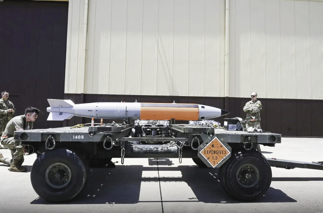 疑似对俄施压，此前早有预谋，美国核弹头重回英国牵动全球神经