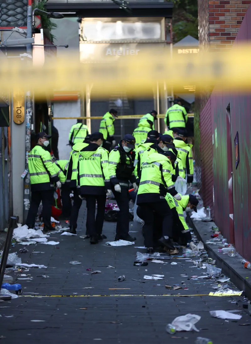 2022年10月30日,警察在韩国首尔市龙山区梨泰院洞一带的踩踏事故现场工作。新华社