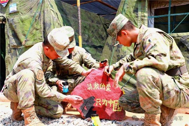 兵哥哥在石头上手绘漫画，氛围感拉满！