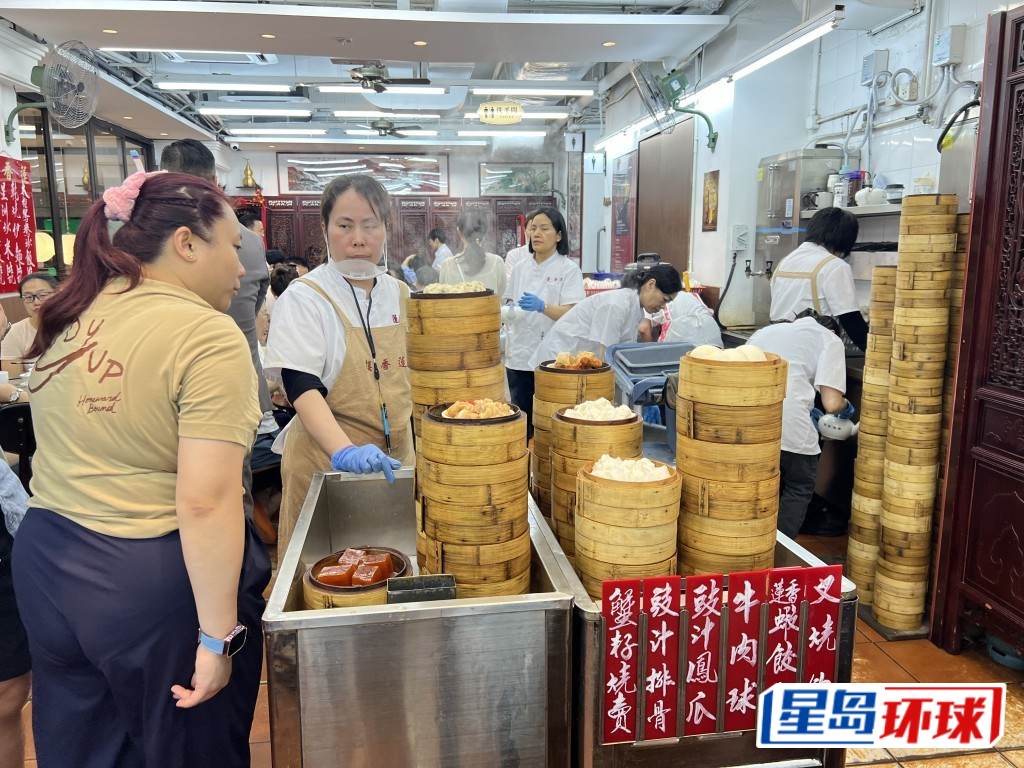 老字号莲香楼凭点心推车仔传统,成为旅客打卡热点。 曹露尹摄.jpg 老字号莲香楼凭点心推车仔传统,成为旅客打卡热点。 曹露尹摄.jpg