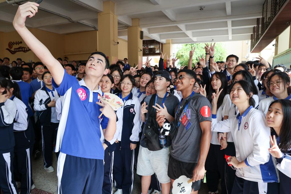 新华鲜报丨以球会友！40余名美国师生访华