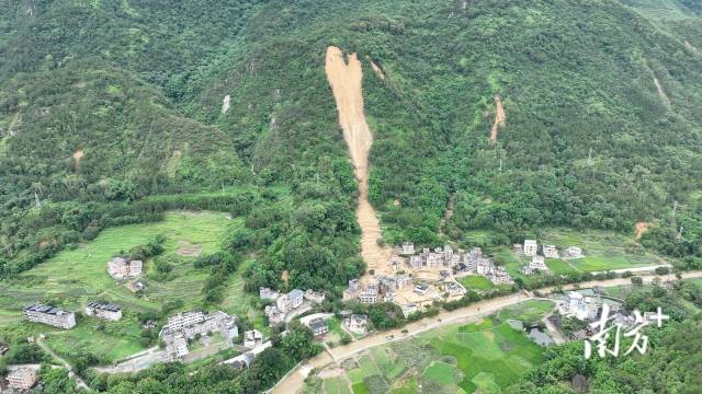 6月16日拍摄的茂名信宜市贵子镇中和村联二自然村山体滑坡现场。颜志雄 摄 6月16日拍摄的茂名信宜市贵子镇中和村联二自然村山体滑坡现场。颜志雄 摄