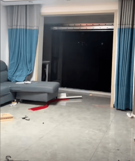 有网民发布住家落地窗被强风整片吹走。