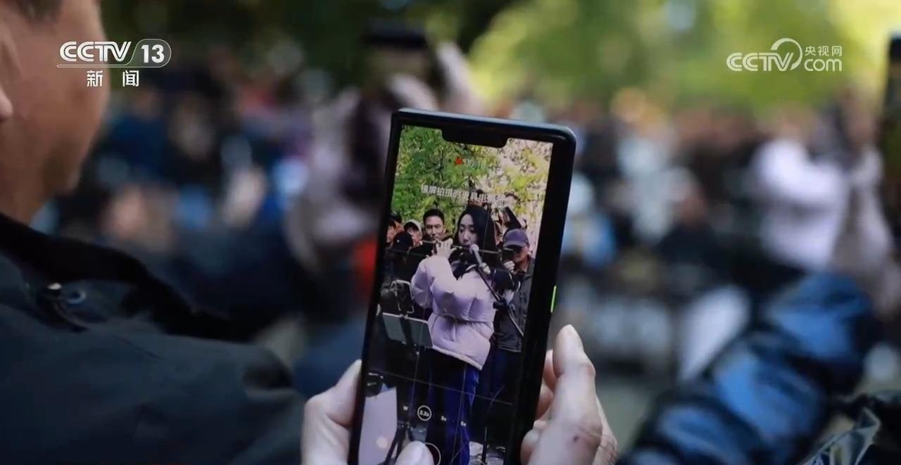 新闻周刊丨剧院“演奏家”进公园 市民现场点歌不亦乐乎