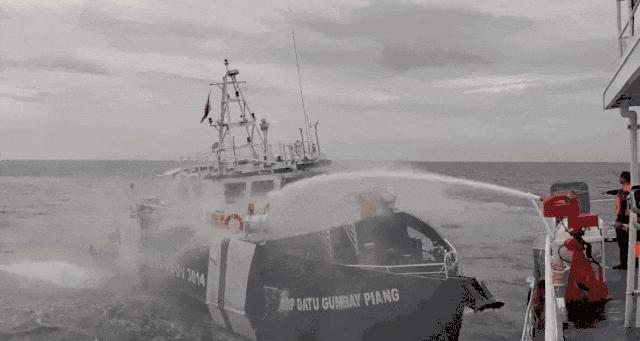 菲船员向中国海警举白旗