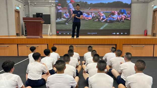 警察学院督察训练班负责人、警司汤淦维分享其座右铭“Think positive, be positive”,提醒学员不仅要正面思考,更要将正面态度体现于行动中。 警察学院督察训练班负责人、警司汤淦维分享其座右铭“Think positive, be positive”,提醒学员不仅要正面思考,更要将正面态度体现于行动中。
