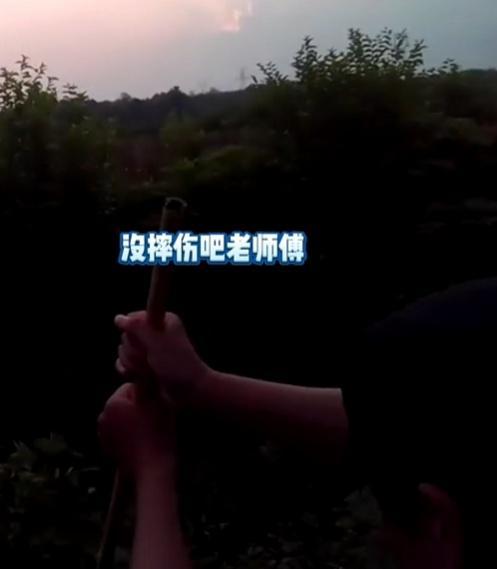 老太突然倒地吓坏路人民警紧急相救