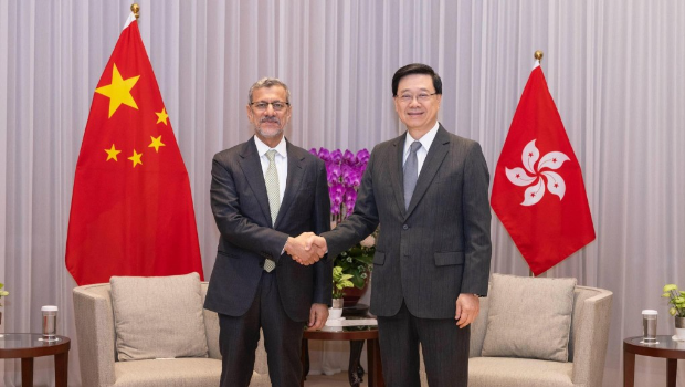 (右起)行政长官李家超与阿曼投资局主席HE Abdulsalam Al Murshidi会面。 (右起)行政长官李家超与阿曼投资局主席HE Abdulsalam Al Murshidi会面。