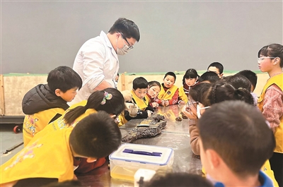 青少年沉浸式体验水下考古