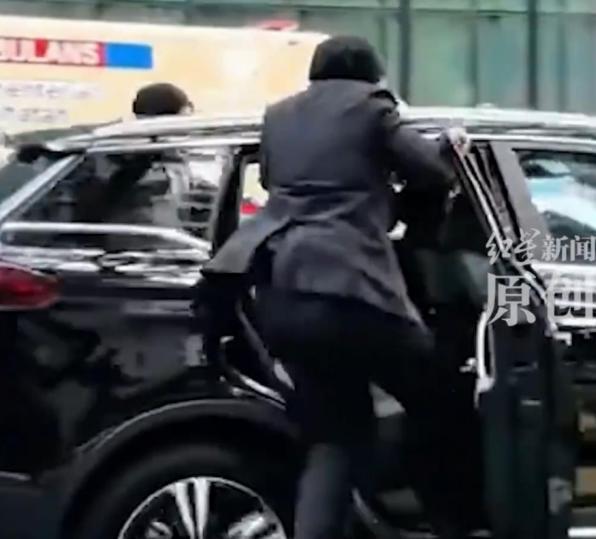 马来西亚女保镖飞身上车