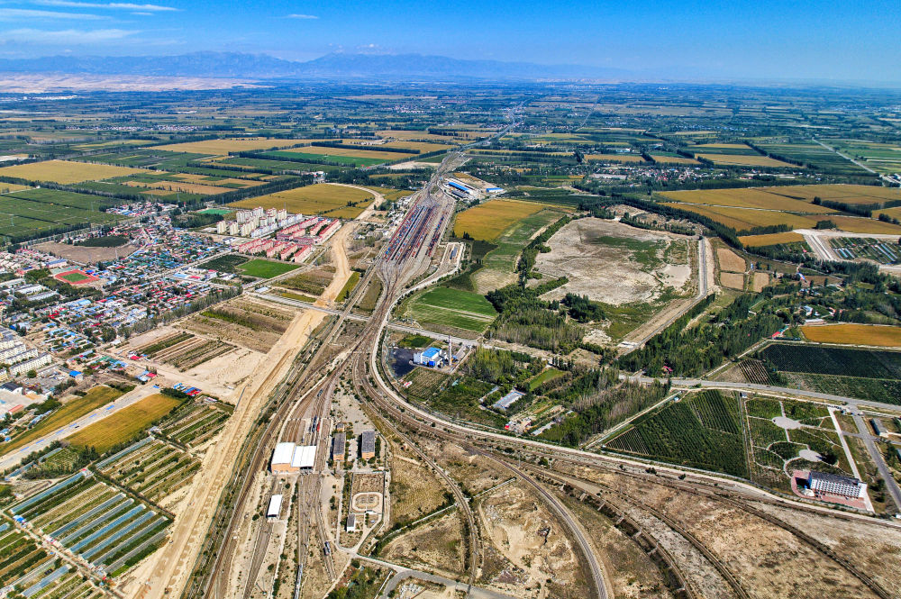 钢铁巨龙驰骋天山南北——铁路运输提质增效助力新疆打造经济增长“新引擎”