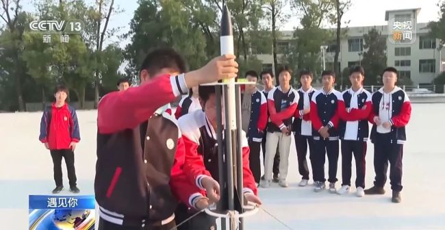 湖南中学生造“火箭”花光零花钱