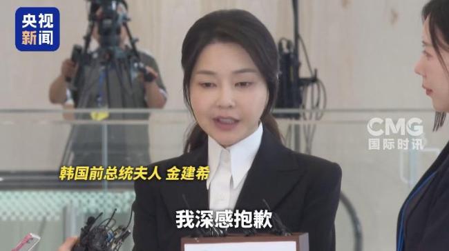 尹锡悦强烈反抗被10人强制抬走