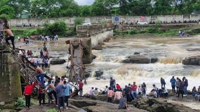 印度一大桥坍塌至少6人死亡 25人失踪引发关注