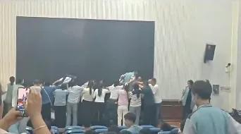 家长跪地被学生轮流踩过 校方致歉