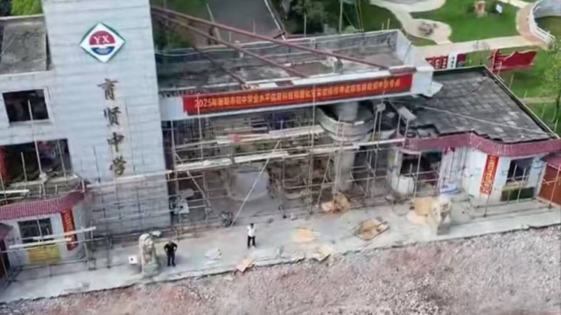 湖南脱贫县掷120万翻新中学校门