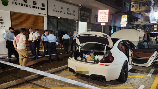警旺角截查可疑私家车,搜出攻击性武器及毒品。 警旺角截查可疑私家车,搜出攻击性武器及毒品。