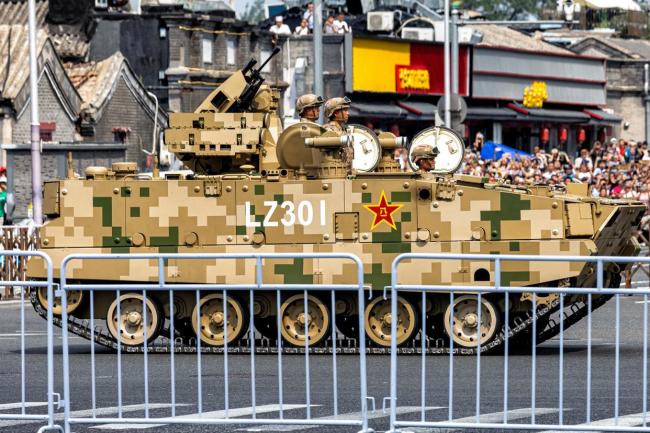 市民拍下阅兵后最动人“军民互动”