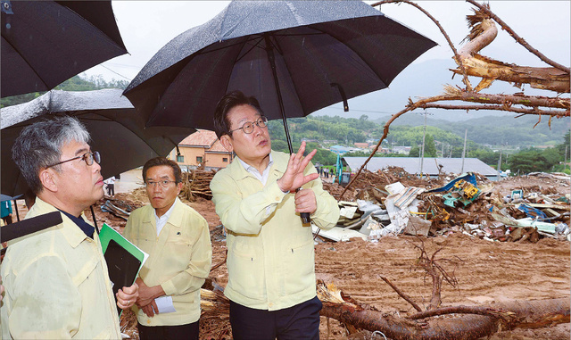 李在明视察强降雨受灾现场