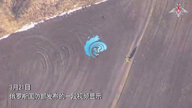 乌士兵伪装成灌木丛被俄无人机跟拍