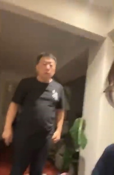 王志安在镜头前要求李汀离开。 王志安在镜头前要求李汀离开。