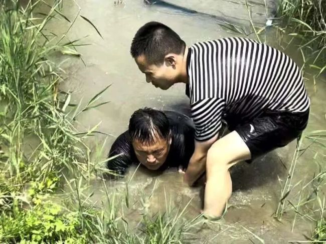 勇救2名落水群众的武警战士,荣立二等功!