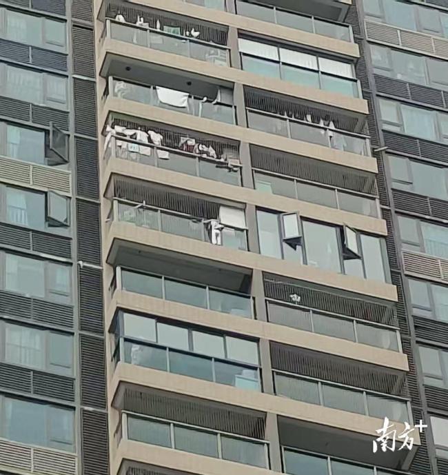 广州3岁男童被困24楼阳台外