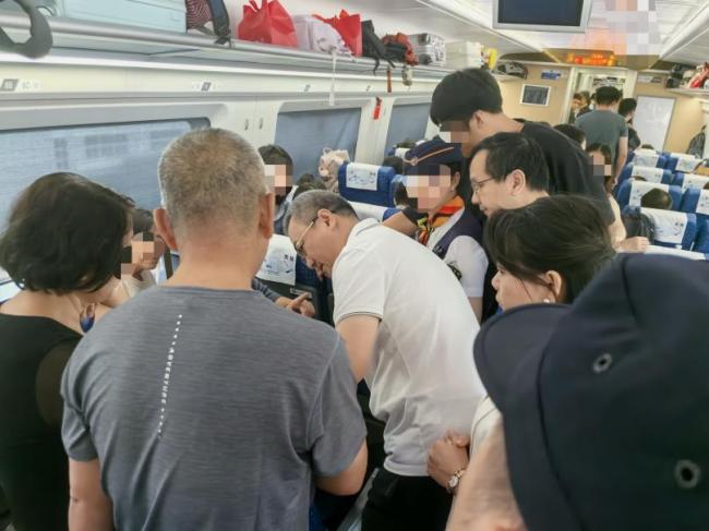 80岁长者高铁突发意外 医护挺身救援