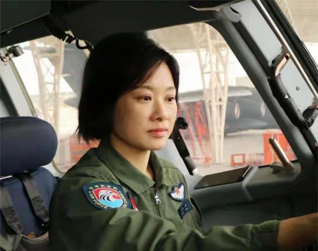 阅兵式这位女机长“帅上热搜”