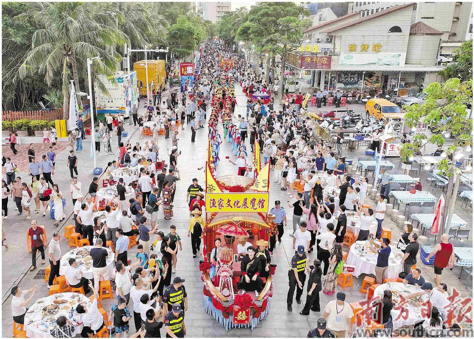 大角湾景区步行街上1000桌渔家风味宴席一路排开,场面颇为壮观。 南方日报记者 钟志辉 魏钰 摄