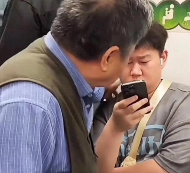 上海地铁回应老人拽小伙
