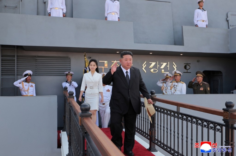 金正恩由女儿金主爱陪同下,出席下水仪式。 金正恩由女儿金主爱陪同下,出席下水仪式。