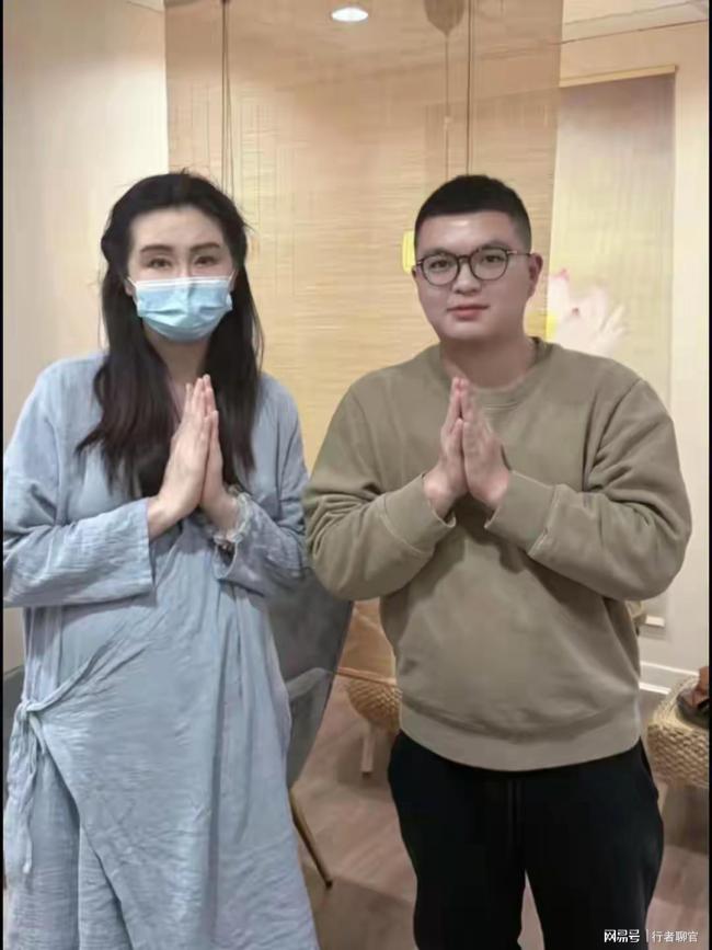 王祖贤亲自给我做艾灸 影迷热议情怀与生活交织