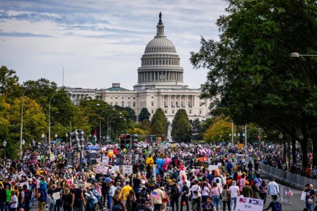 美国乱了!700万人抗议特朗普,政府停摆损失百亿,还遭中国反制