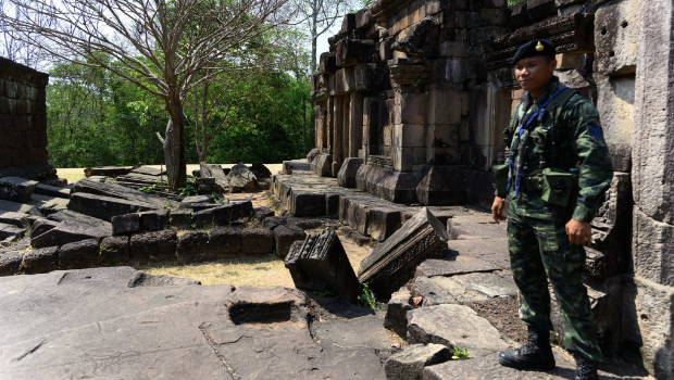 一名泰国士兵在泰国素林府泰柬边境争议地区Prasat Ta Muen Thom站岗。 法新社
