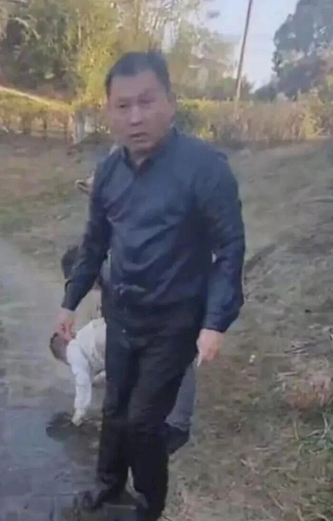 刷屏全网的黑衣男子，是一位大学教授！