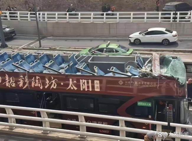 郑州双层巴士误入隧道车顶被削 新司机误操作导致