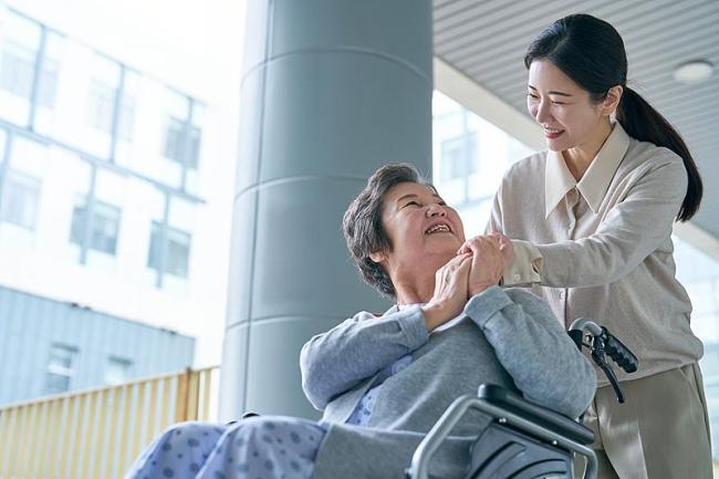 避免 一人住院全家忙 免陪照护让病人更有 医 靠