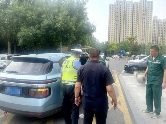 幼童发高烧遇堵车 民警骑摩托送医