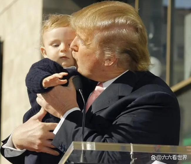 小特朗普模仿父亲引发哄堂大笑