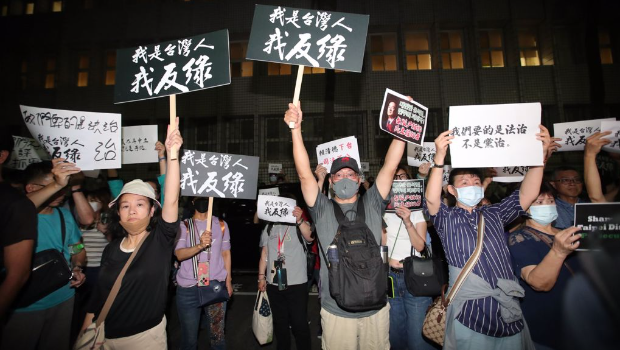检调侦办罢免死亡联署案,国民党支持者17日晚间聚集在北检外,高喊口号抗议。 检调侦办罢免死亡联署案,国民党支持者17日晚间聚集在北检外,高喊口号抗议。