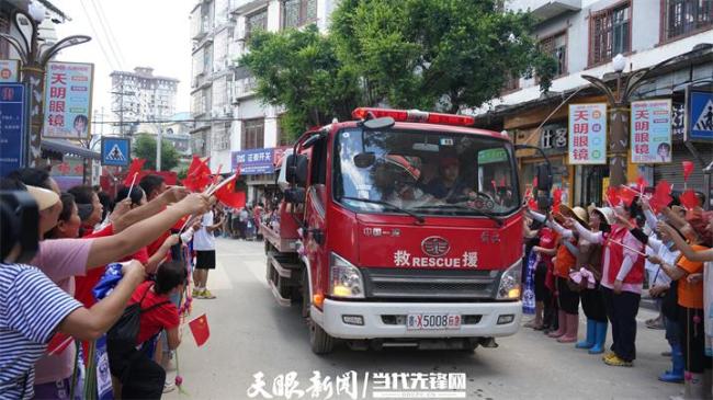 榕江百姓夹道欢送武警战士