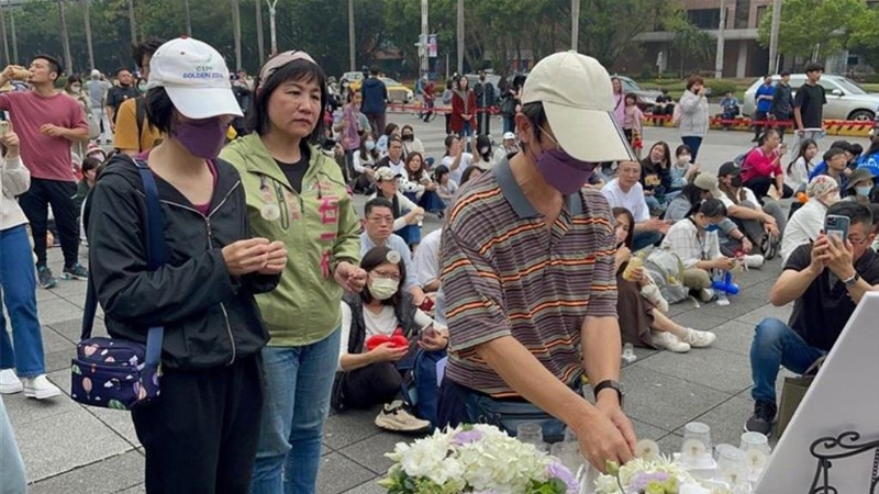 新北初中生割颈案死者父亲杨爸爸今透过新北市议员石一佑发出声明,校园割喉杨同学实在死的冤枉,完全没有公平正义可言。 新北初中生割颈案死者父亲杨爸爸今透过新北市议员石一佑发出声明,校园割喉杨同学实在死的冤枉,完全没有公平正义可言。