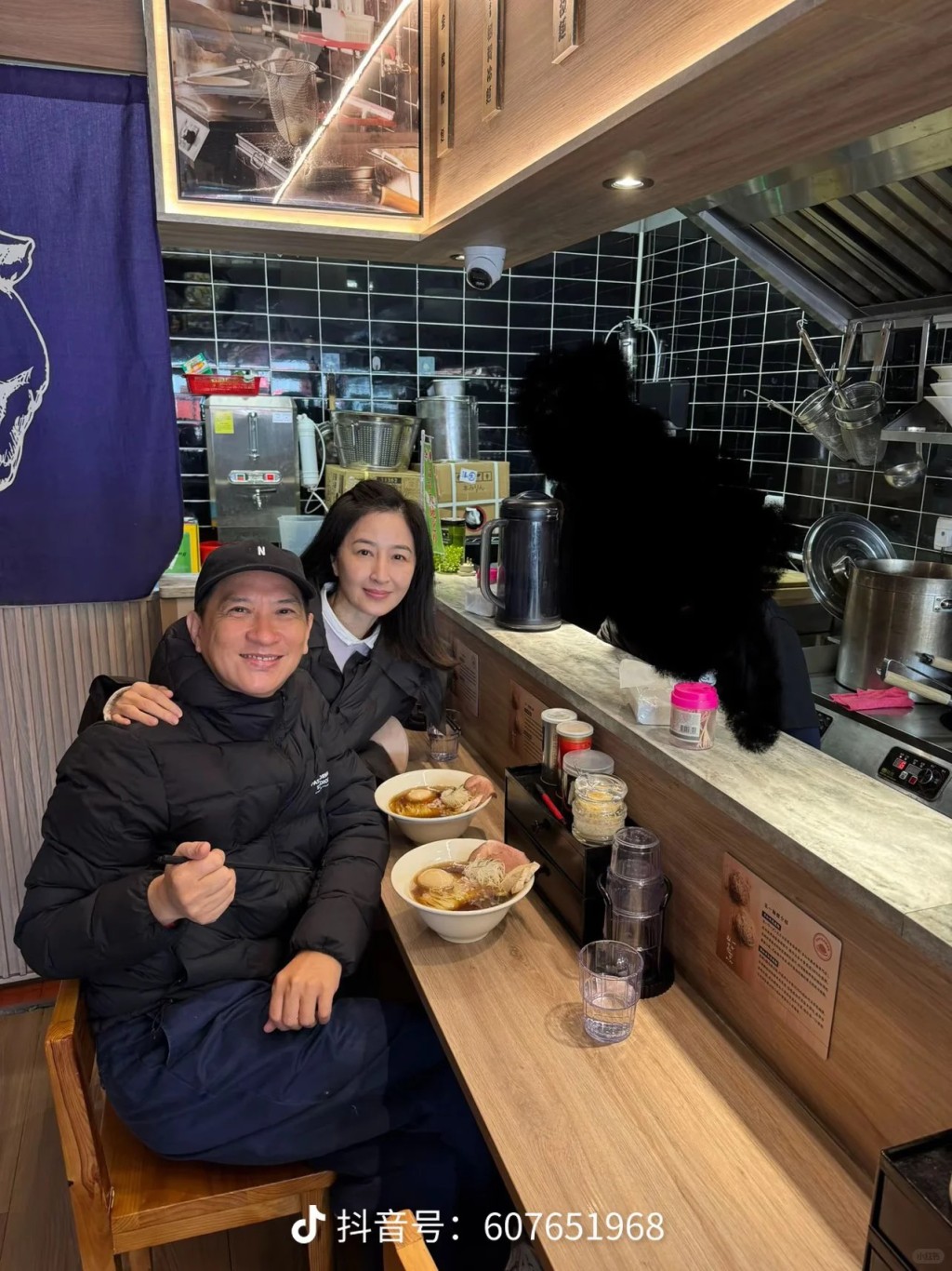 张家辉与关咏荷在拉面店用餐的合照